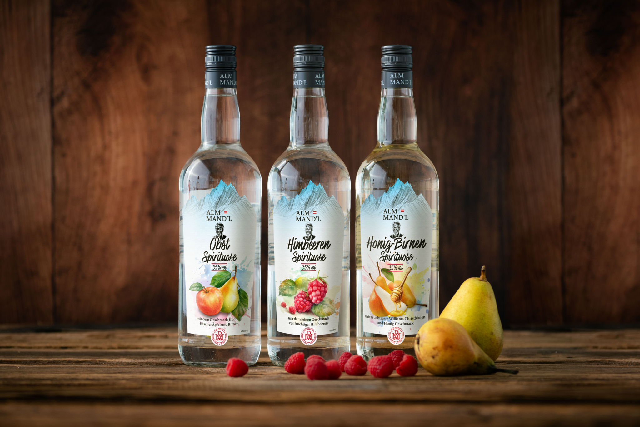 Alm Mand'l Obst-, Himbeer- und Honig-Williams-Spirituose mit Himbeeren und Birnen.